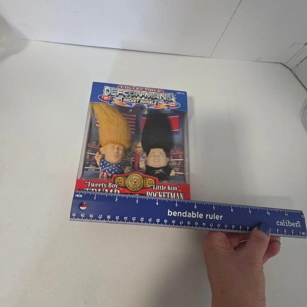 NEW DefconMania Rocket Rumble Trump vs Rocketman‎ Troll Figures Collectable Rare